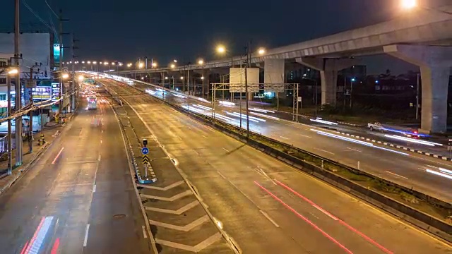 T/L PAN多彩的夜间交通在曼谷河大桥附近，泰国视频素材