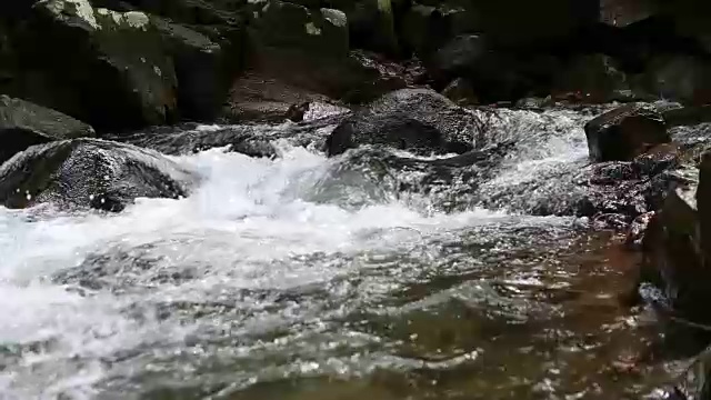 瀑布的水正从石头中流过视频素材