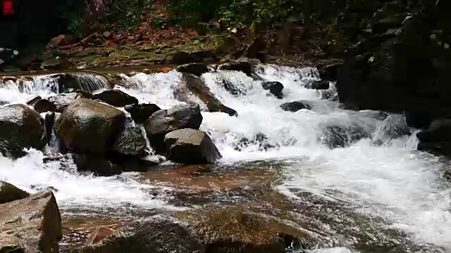 瀑布的水正从石头中流过视频素材