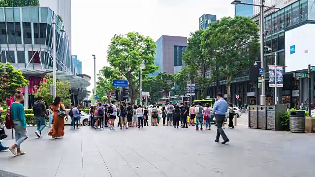 人们走在乌节路上，繁忙的乌节路上视频素材