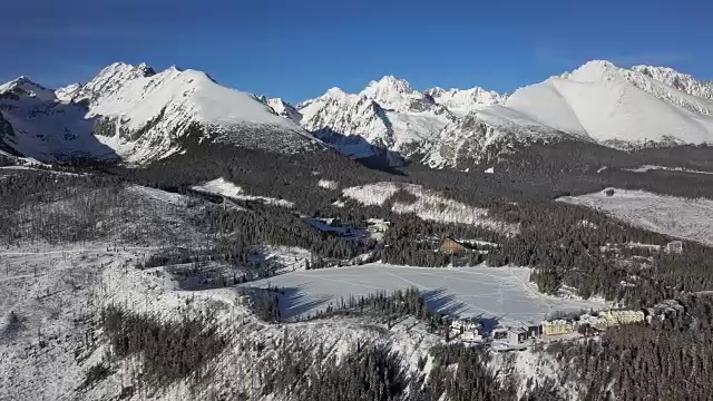 冬季鸟瞰图Strbske Pleso度假村在高塔特拉斯山，斯洛伐克视频素材