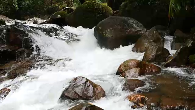 瀑布的水正从石头中流过视频素材