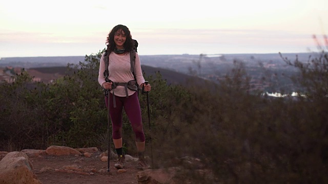 在山里徒步旅行的年轻亚洲女子视频素材