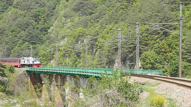 在Bonghwa-gun的Nakdonggang河上的铁路桥上运行v型列车视频素材