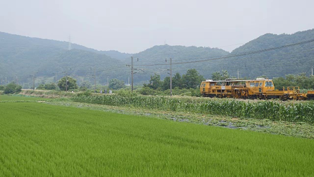 大田原郑村的韩南线上运行检查列车的景象视频素材