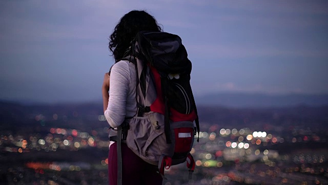 年轻的亚洲女子徒步旅行视频素材