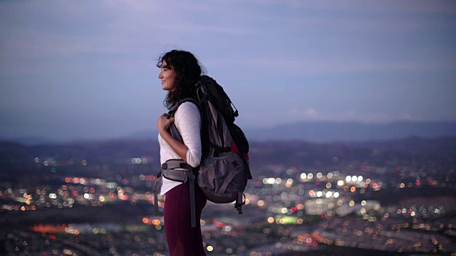 年轻的亚洲女子徒步旅行视频素材