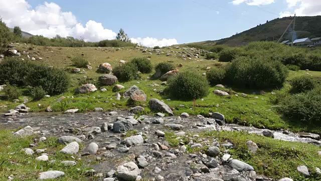 风景优美，有山河、石头和绿色的山谷视频素材