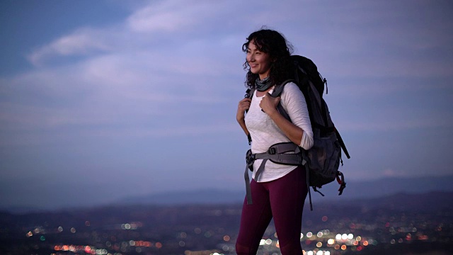 年轻的亚洲女子徒步旅行视频素材