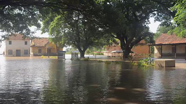 洪水淹没了农村地区的学校视频素材