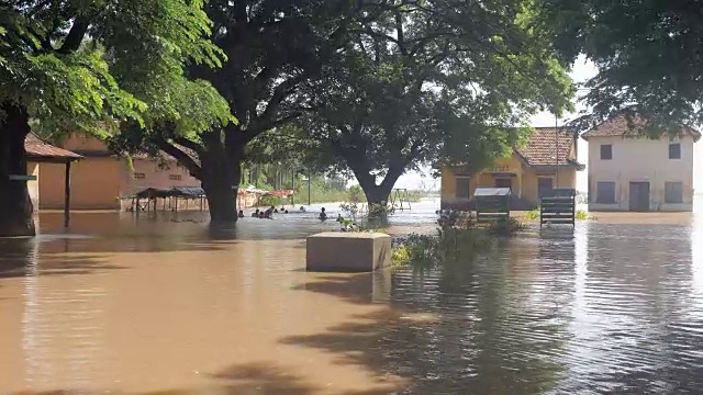 洪水淹没了农村地区的学校视频素材