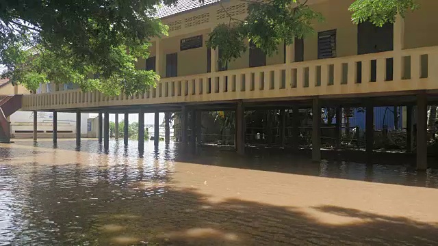 洪水淹没了农村地区的学校视频素材