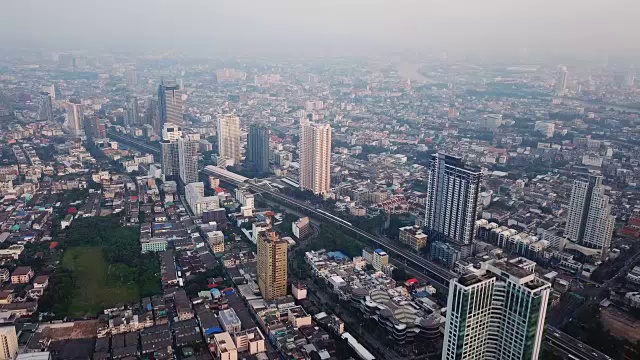 鸟瞰通武里区、金融区沙吞路及摩天大楼的曲线。曼谷的城市。市区,泰国。视频素材