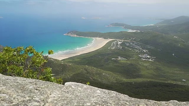 观潮河和吱吱作响的海滩威尔逊舞会在澳大利亚在夏天，卡车离开移动视频素材