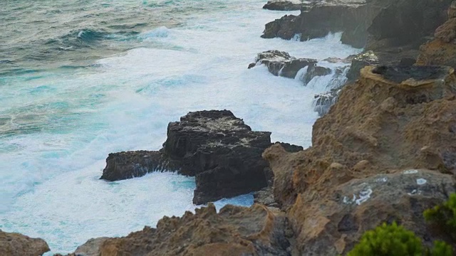 狂暴的大海，海浪拍打着澳大利亚的岩石视频素材