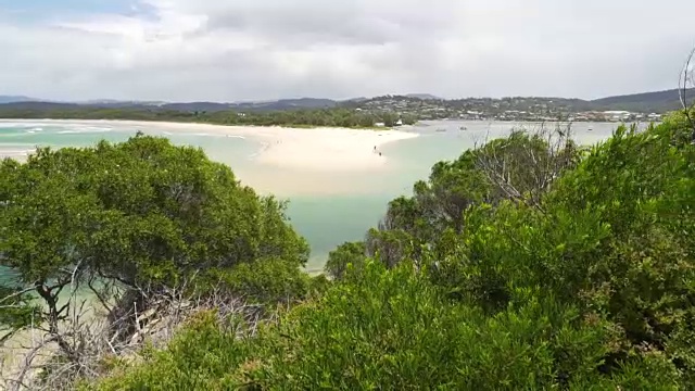 澳大利亚的Merimbula海滩有白色的沙子和绿松石色的海水视频素材