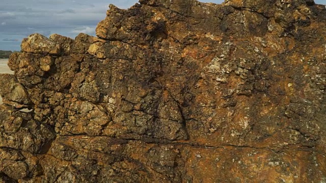 在澳大利亚马拉库塔海滩上的火山石上，卡车开走了视频素材