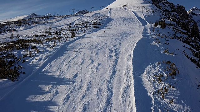 在高塔特拉斯山，斯洛伐克的滑雪者滑雪斜坡上的鸟瞰图。视频素材