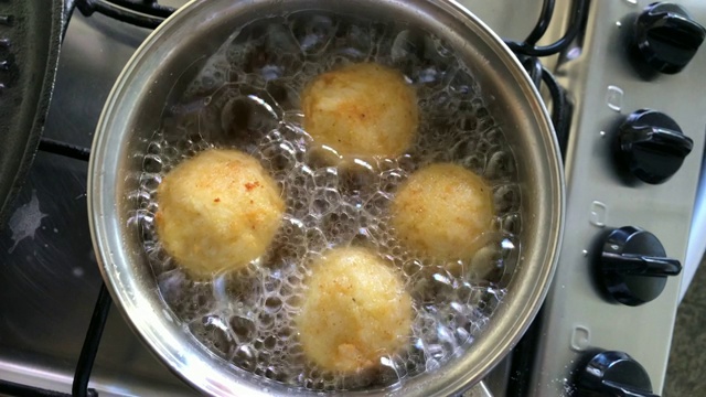 芝士馅煎丸子，传统法式肉饼视频素材