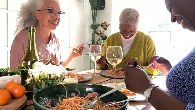 用手机设备吃午饭的老年妇女视频素材