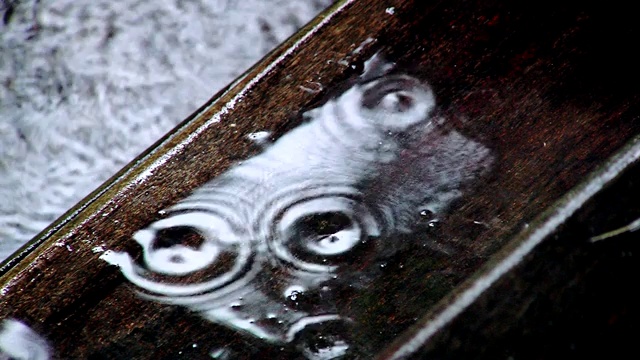 雨滴落在木地板上。视频素材