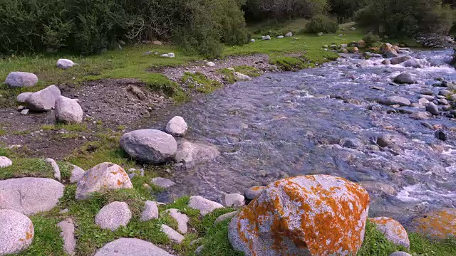 在吉尔吉斯斯坦的夏日里，山河转流着石头视频素材