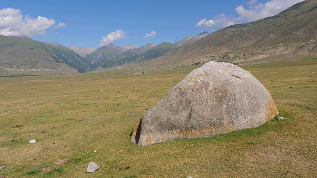 夏季景观以绿草如茵的草地和山峦，淘来巨石视频素材