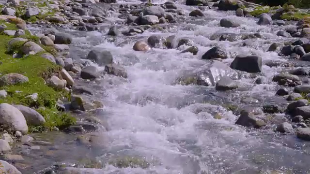 快速山区河流与石头在吉尔吉斯斯坦流动的特写视频素材