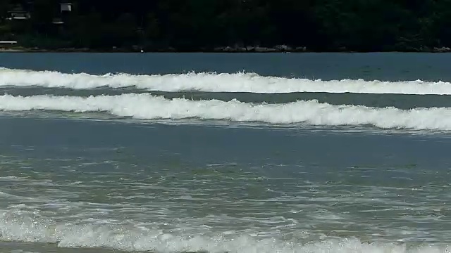 普吉岛巴东海滩的海浪视频素材