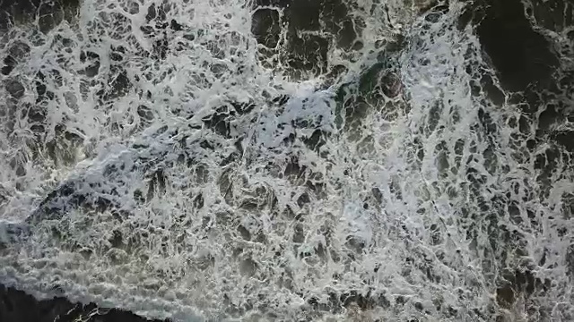 无人机鸟瞰海浪。水蓝色的背景视频素材