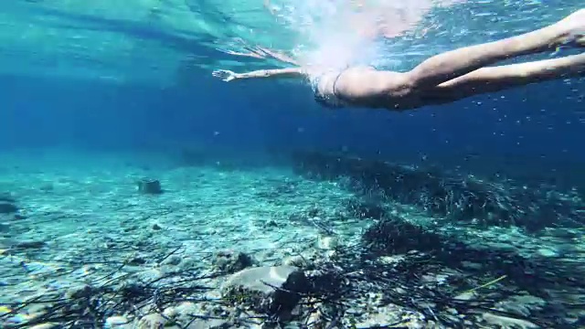 成年女性在水下朝着相机游泳视频素材