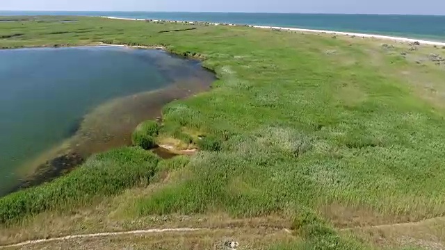 漂亮的绿色岛屿。白色的沙滩。视频下载