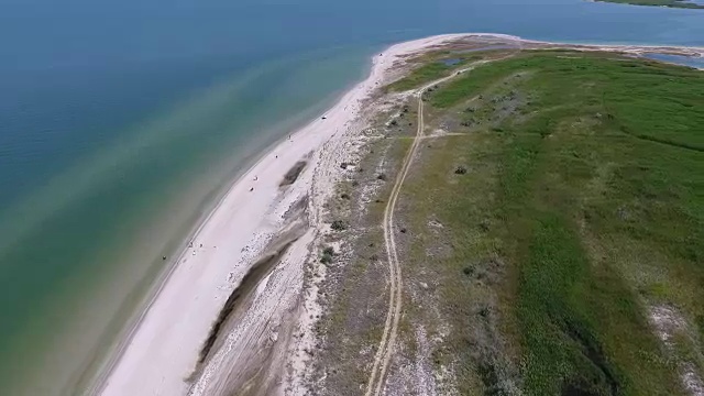 飞越美丽的海岸。视频下载