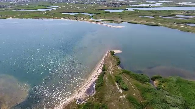 飞越美丽的海岸。视频下载