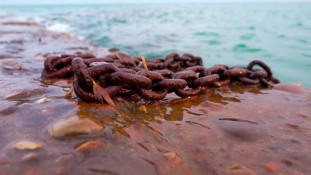 海边码头上的一条生锈的铁链视频素材