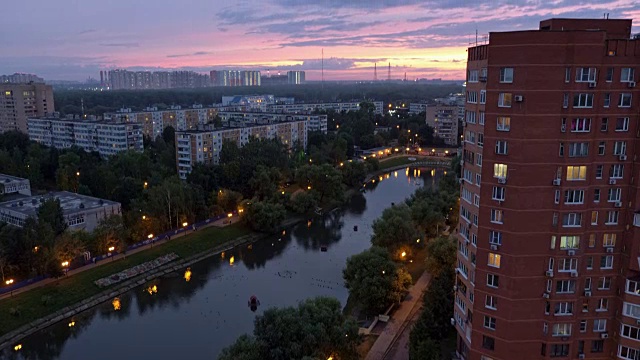 莫斯科城市的住宅区。晚上,美丽的天空视频素材