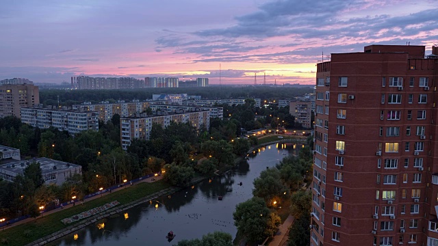 莫斯科城市的住宅区。晚上,美丽的天空视频素材