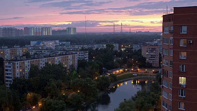 莫斯科城市的住宅区。晚上,美丽的天空视频素材