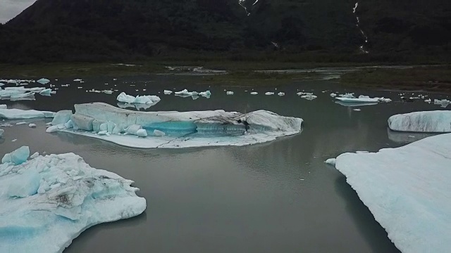 鸟瞰阿拉斯加的冰湖和黑山视频素材