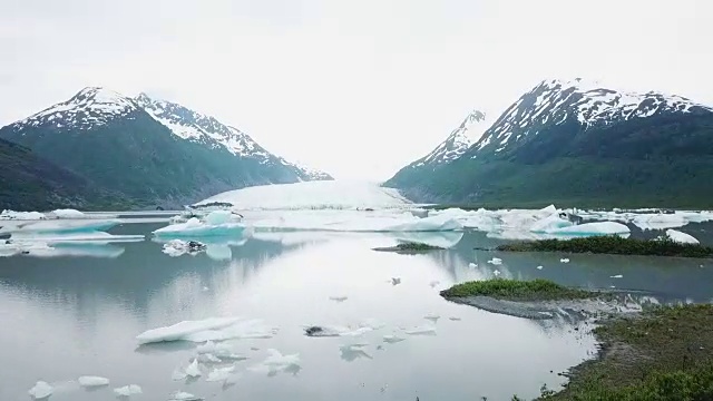 鸟瞰人露营，观察湖和冰川在阿拉斯加视频素材