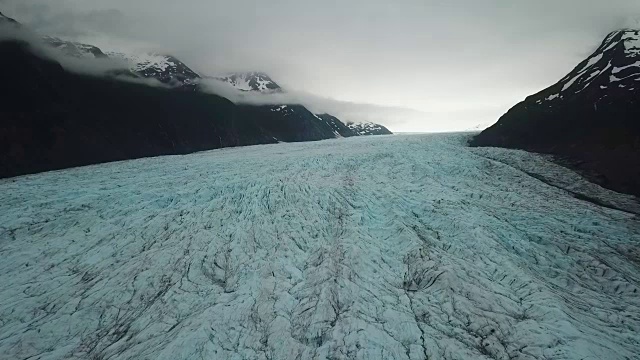 鸟瞰图冰川冰之间的黑暗山脉视频素材