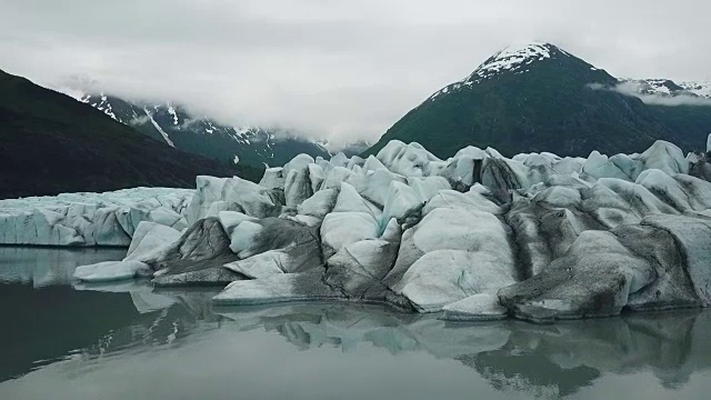 鸟瞰图湖泊水遇见冰川视频素材