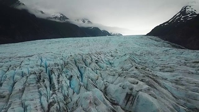 鸟瞰图锯齿状冰川冰之间的山脉视频素材