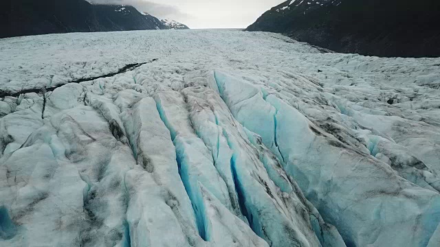 鸟瞰图冰川冰和裂缝在阿拉斯加视频素材