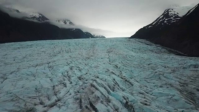 鸟瞰图纹理冰川冰之间的山脉视频素材