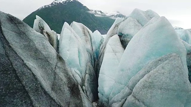 鸟瞰图冰川冰裂缝特写视频素材