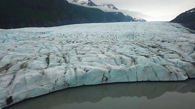 鸟瞰图湖泊水遇见冰川视频素材