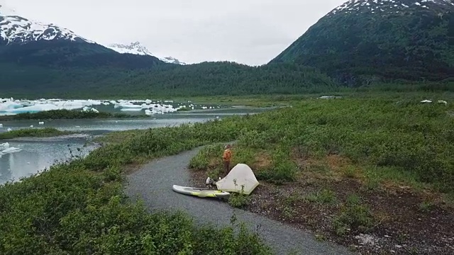 鸟瞰图人在湖和冰川在阿拉斯加，露营视频素材