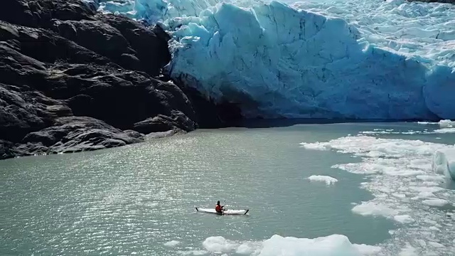 鸟瞰图在冰川湾皮划艇视频素材