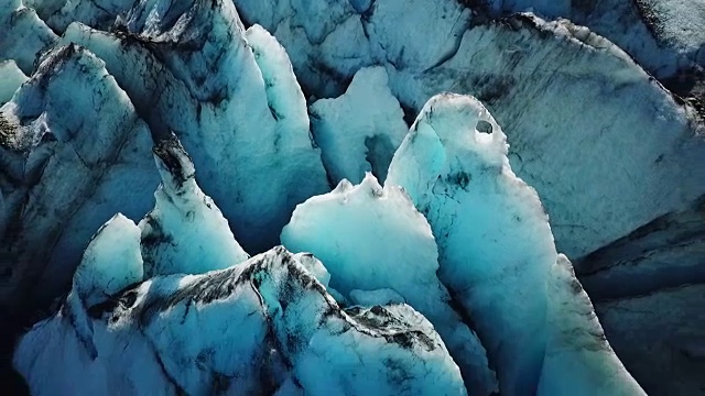 鸟瞰图锯齿状冰川裂缝在海湾边缘视频素材